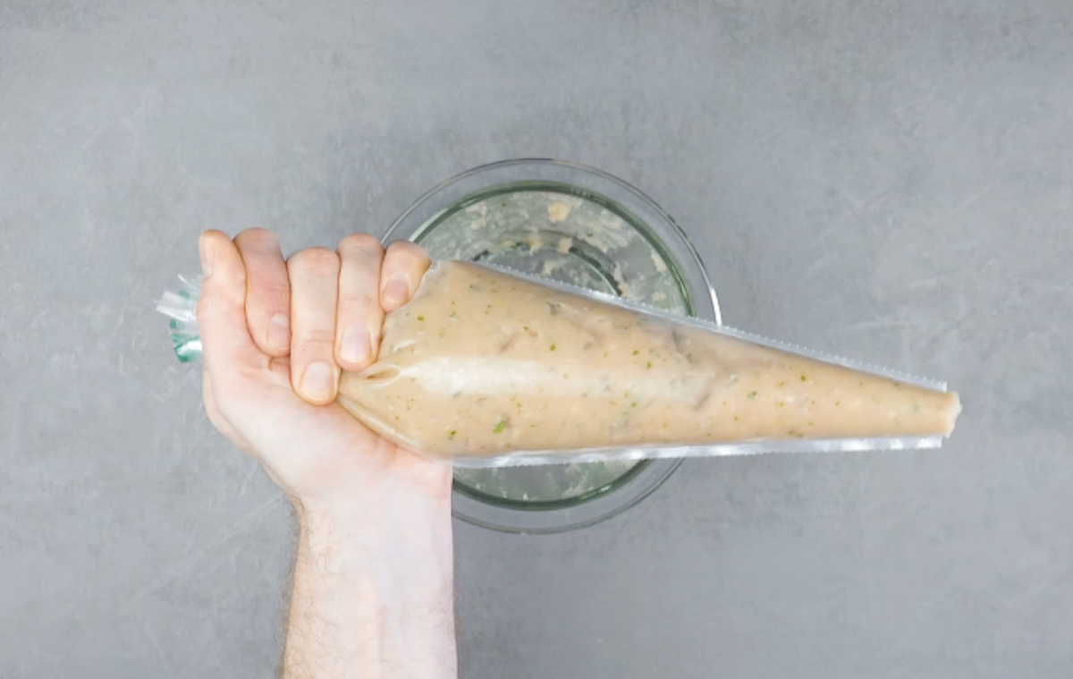 mettre le poulet haché dans une poche à douille