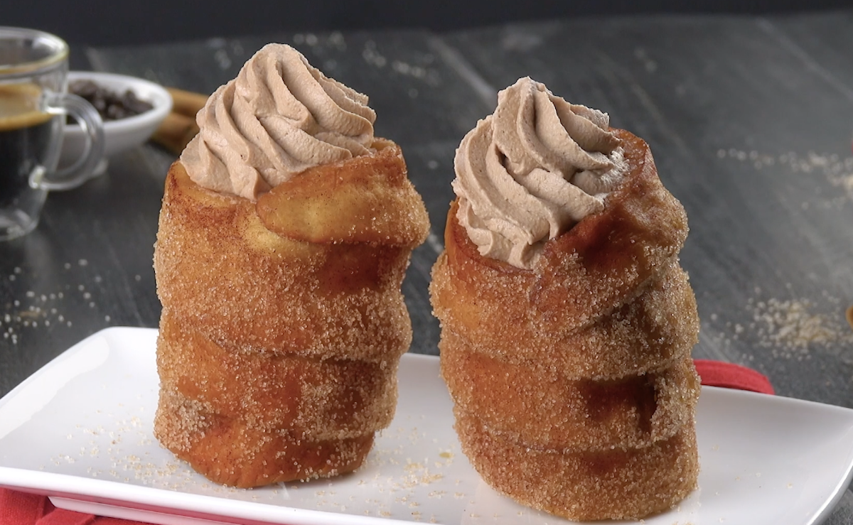 Rouleaux de cannelle garnis à la mousse au café