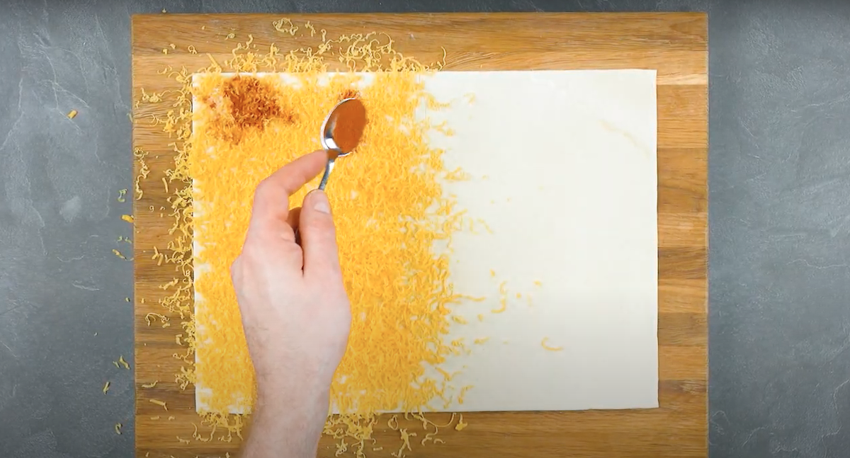 râper le fromage sur la pâte feuilletée