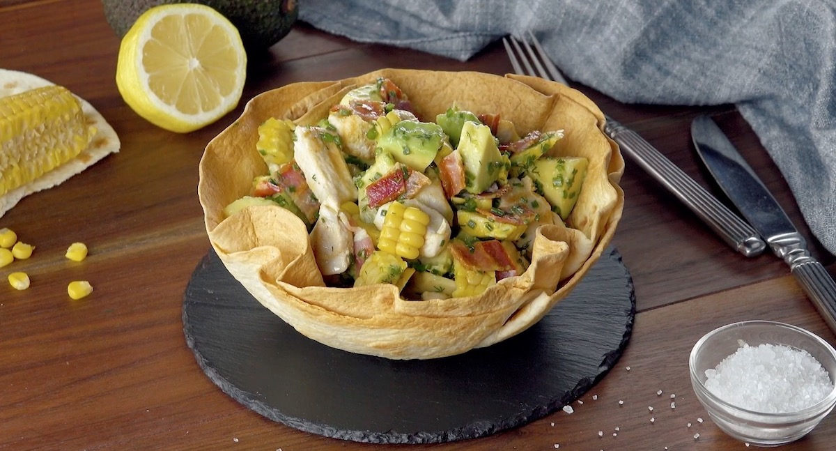 Salade estivale au poulet et à l'avocat dans son bol en tortillas