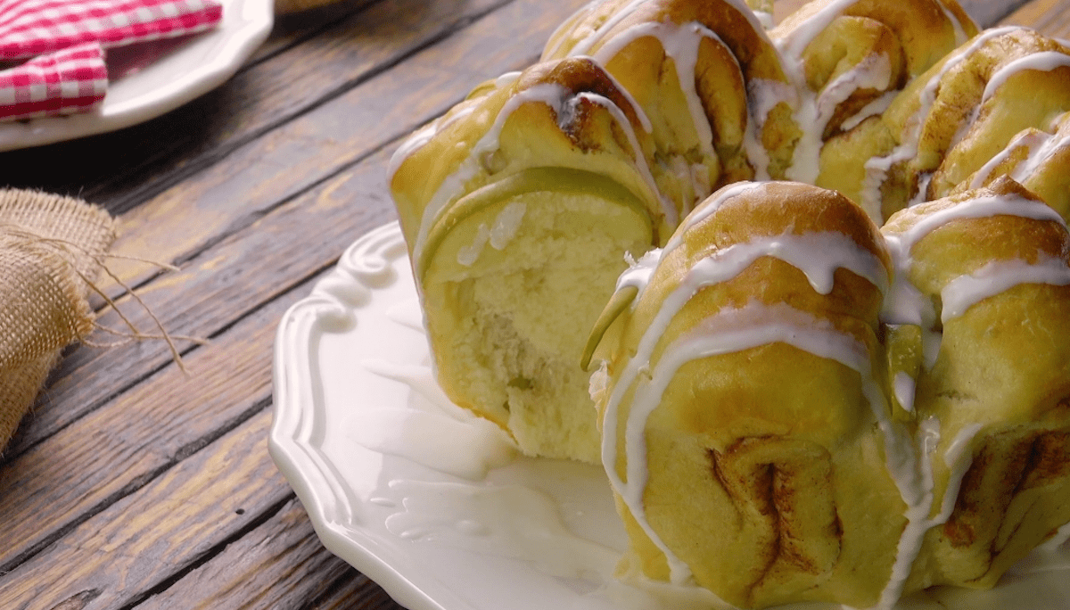 gâteau aux pommes et à la cannelle en forme de fleur