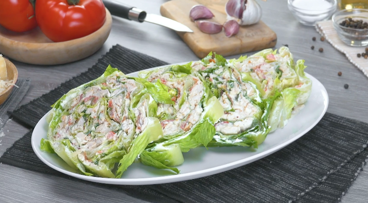 salade farcie au poulet, au lard et aux tomates