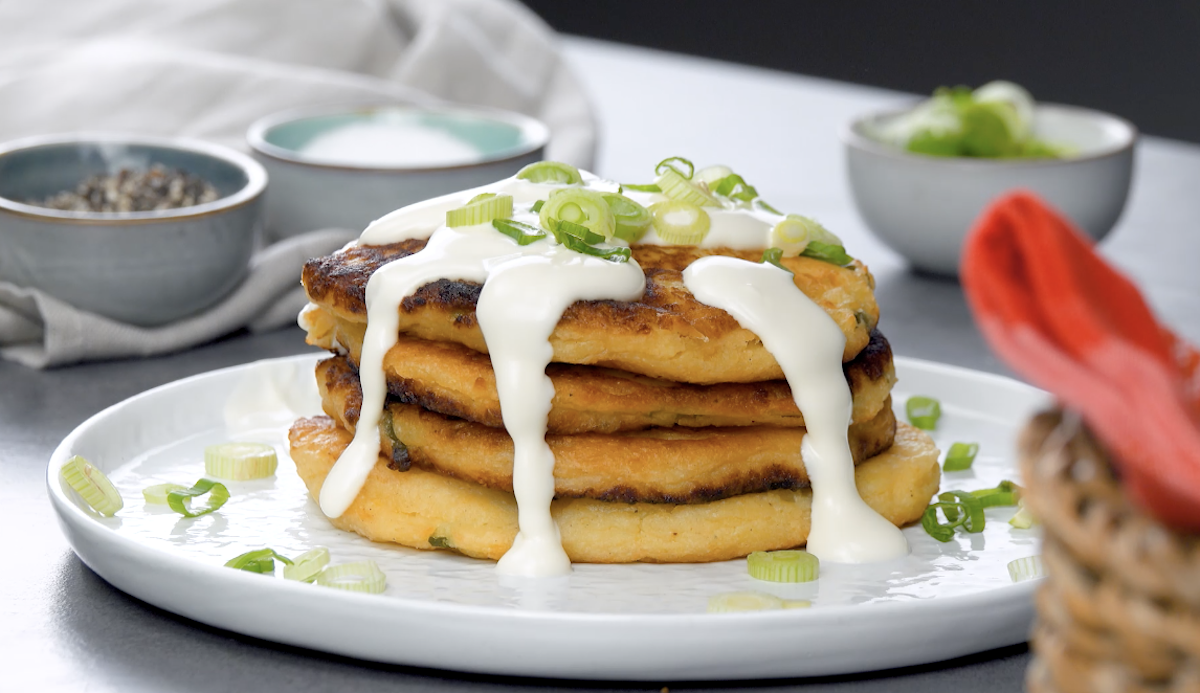 pancakes de pommes de terre garnis de crème aigre et d'oignons nouveaux