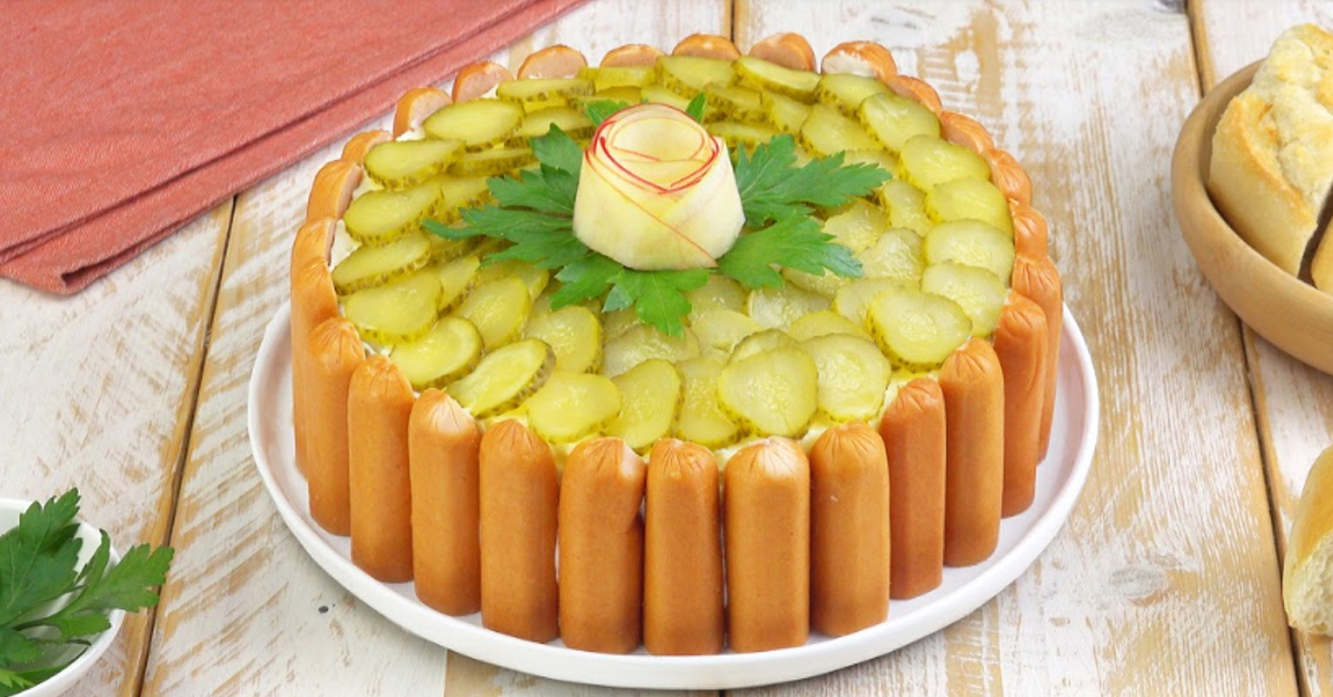 gâteau de pommes de terre garni de saucisses et de cornichons