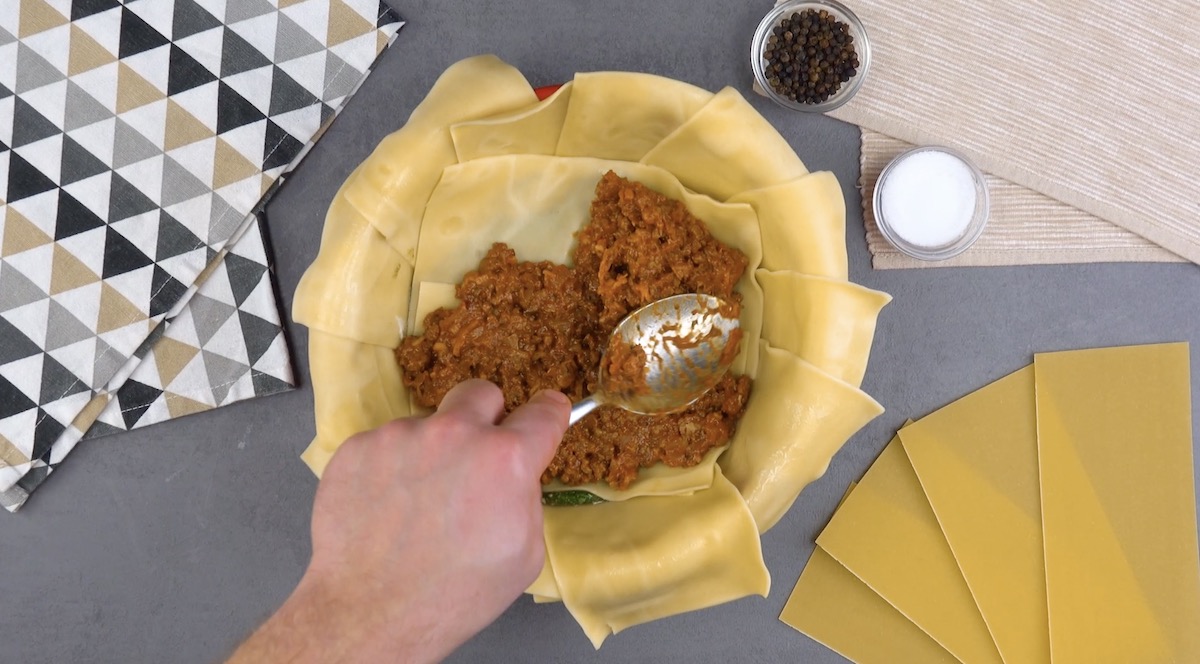 sauce bolognaise étalée sur feuilles de lasagnes 