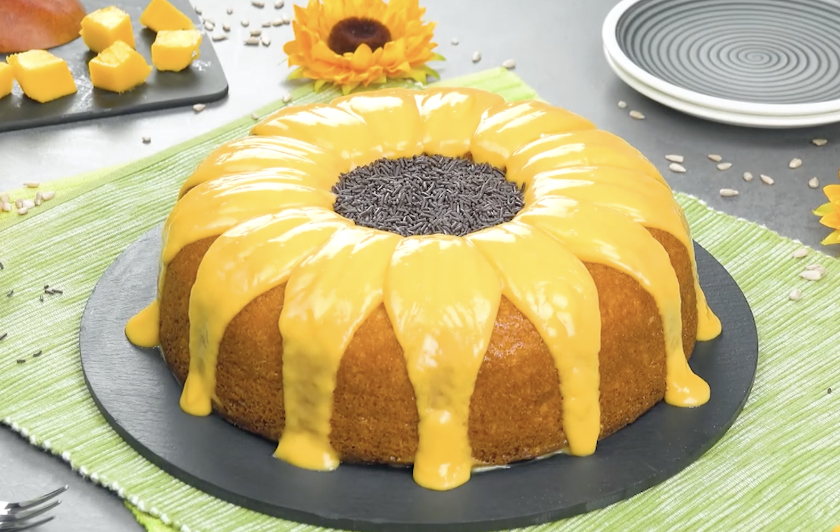 Gâteau simple avec brigadeiros et crème de mangue