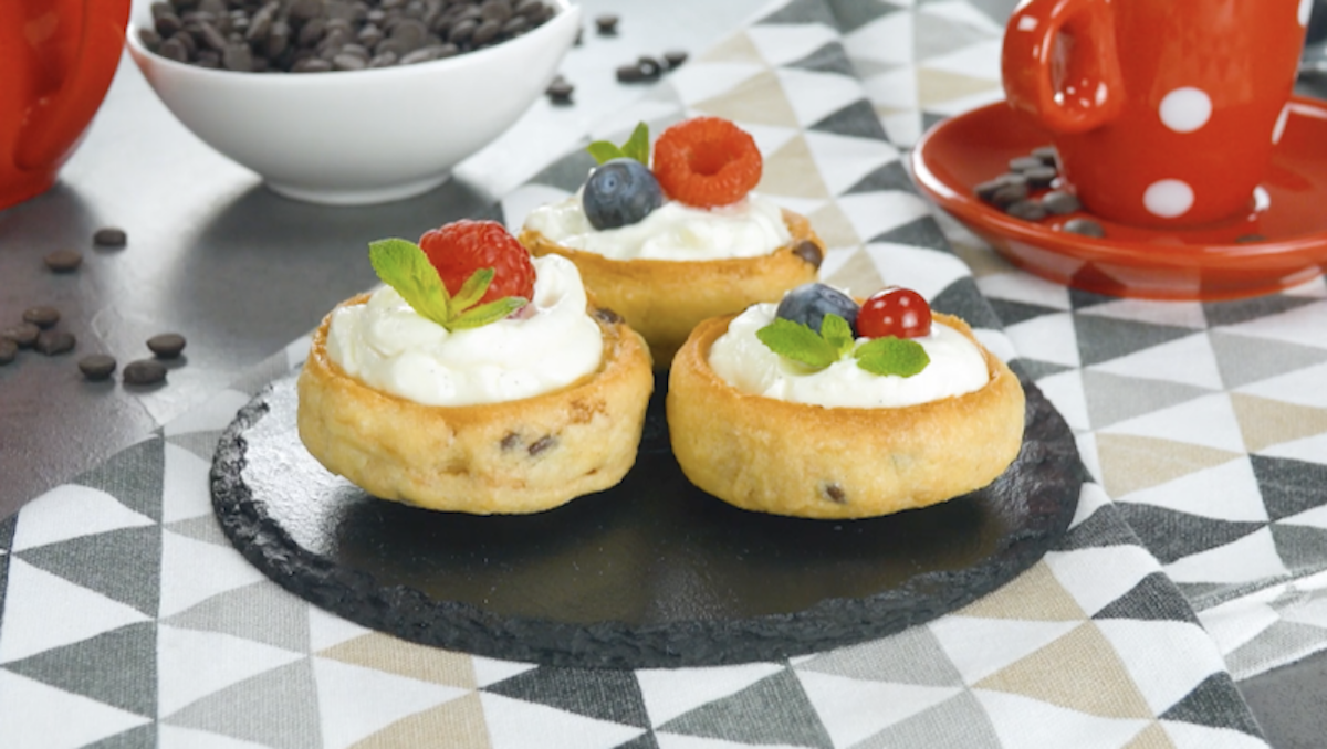 Biscuits aux pépites de chocolat en tartelette, roulé et forme de cuillère