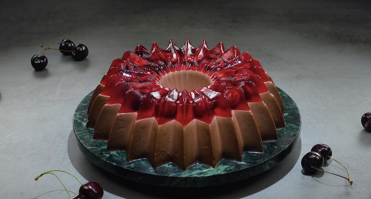 Pudding au chocolat avec une garniture fruitée de gelée et de cerises fraîches