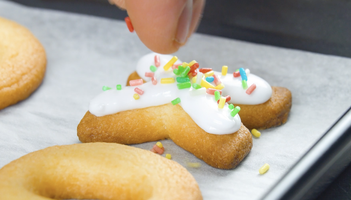 décorer les biscuits avec des paillettes 