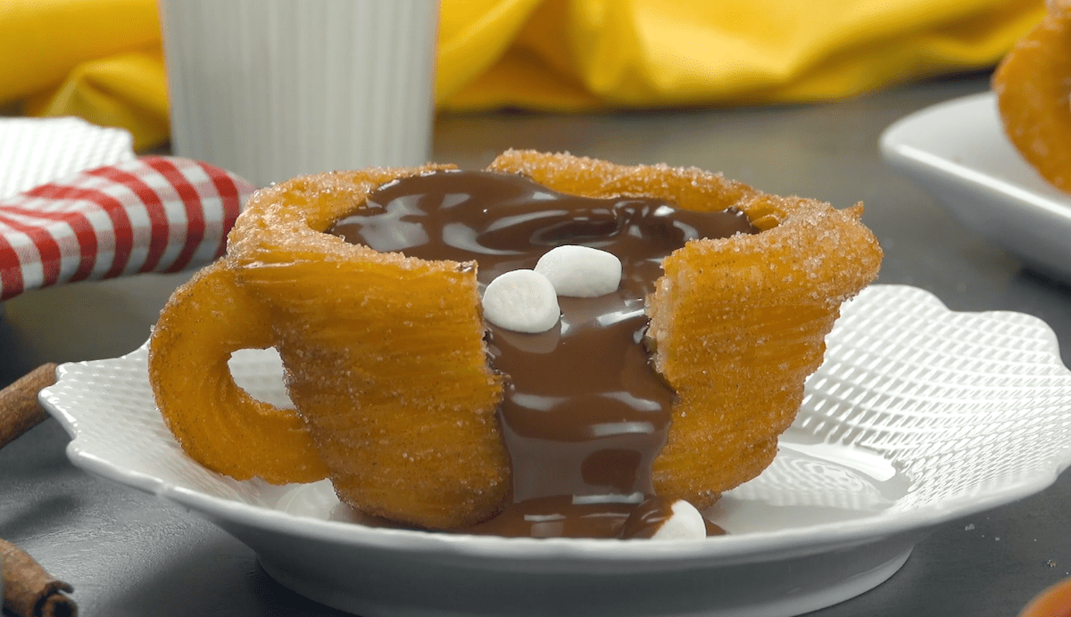 Tasse de churros avec sauce au chocolat et chamallows