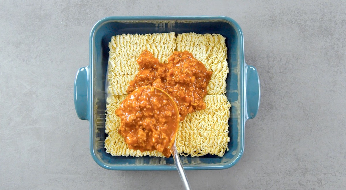 verser la bolognaise sur les ramen