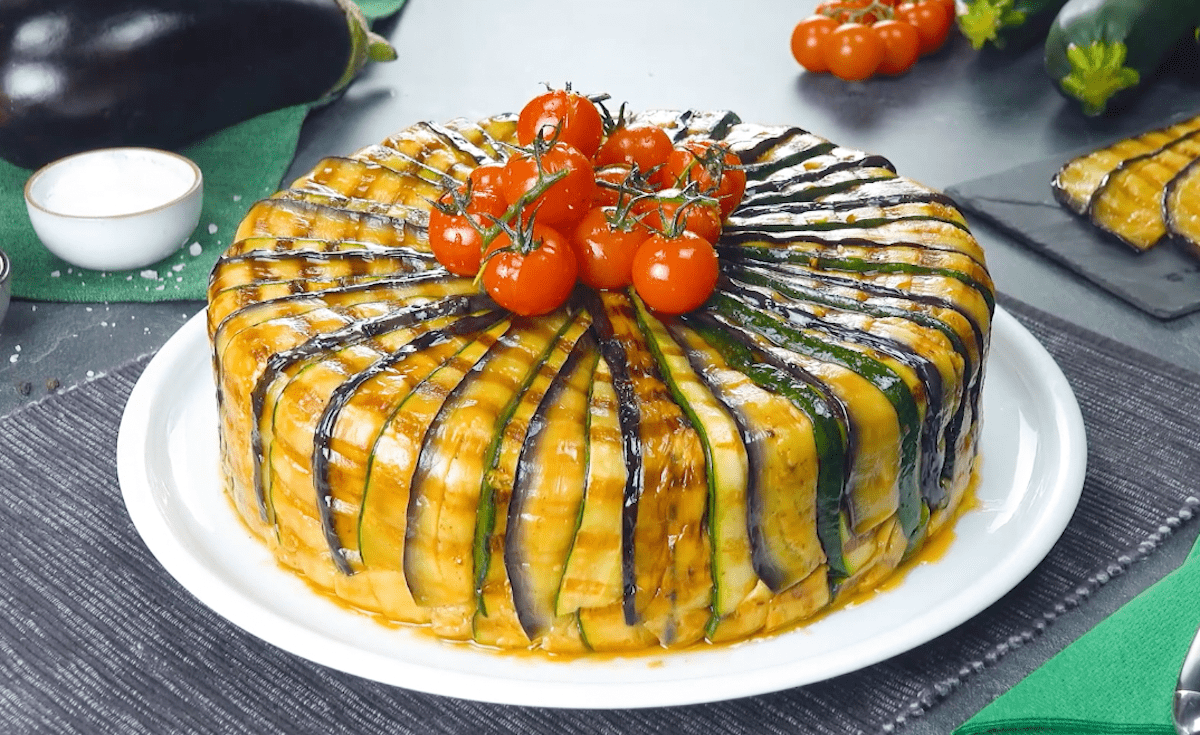 Gâteau d'aubergines et de courgettes agrémenté de bolognaise et feta